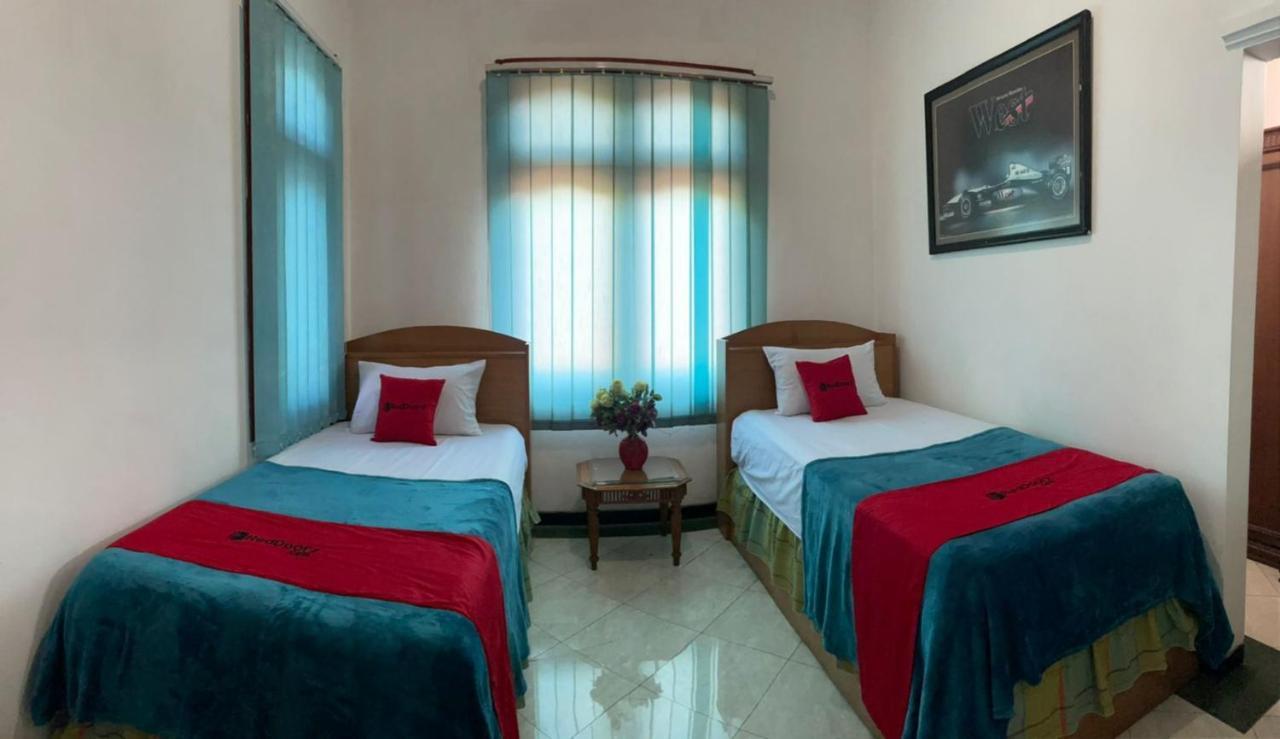 Reddoorz Syariah @ Karang Pilang Hotel Karangpilang ภายนอก รูปภาพ