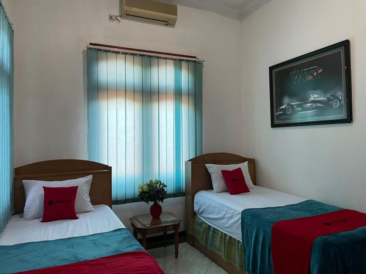 Reddoorz Syariah @ Karang Pilang Hotel Karangpilang ภายนอก รูปภาพ