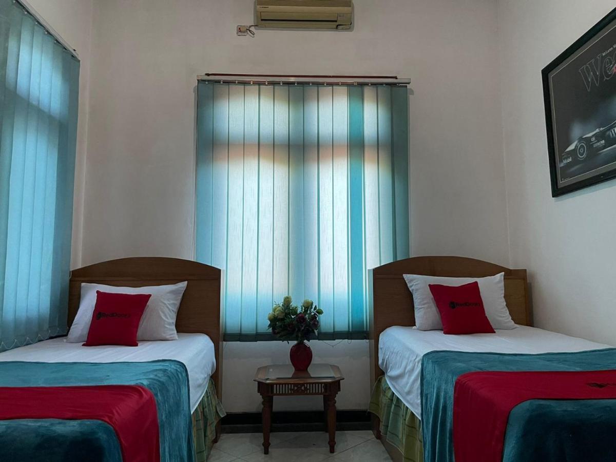Reddoorz Syariah @ Karang Pilang Hotel Karangpilang ภายนอก รูปภาพ